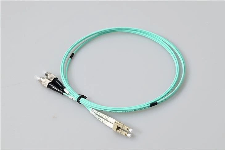 Cavo patch duplex multimodale LC UPC a FC UPC OM3 – G657A1 Insensibile alla piegatura, 10 mm min. Raggio di curvatura, 2,0 mm LSZH
