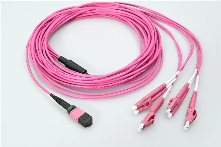Cavo breakout plenum in fibra OM4 da MTP a LC 8- con connettore MTP a bassa perdita da 0,35 dB