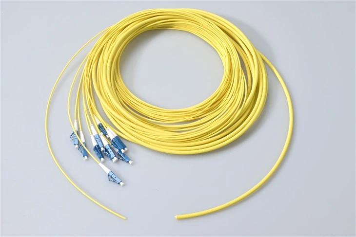 SC/UPC Codino in fibra ottica a 12 conduttori, 9/125 SM 0,9 mm PVC/LSZH